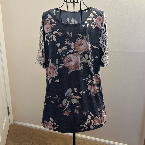 bombom Tops - Floral Elegance Lace Sleeve Top - Black and Pink